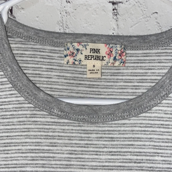 NWT small gray pinstripe casual comfortable short sleeved crew neck tee spring - Picture 2 of 6